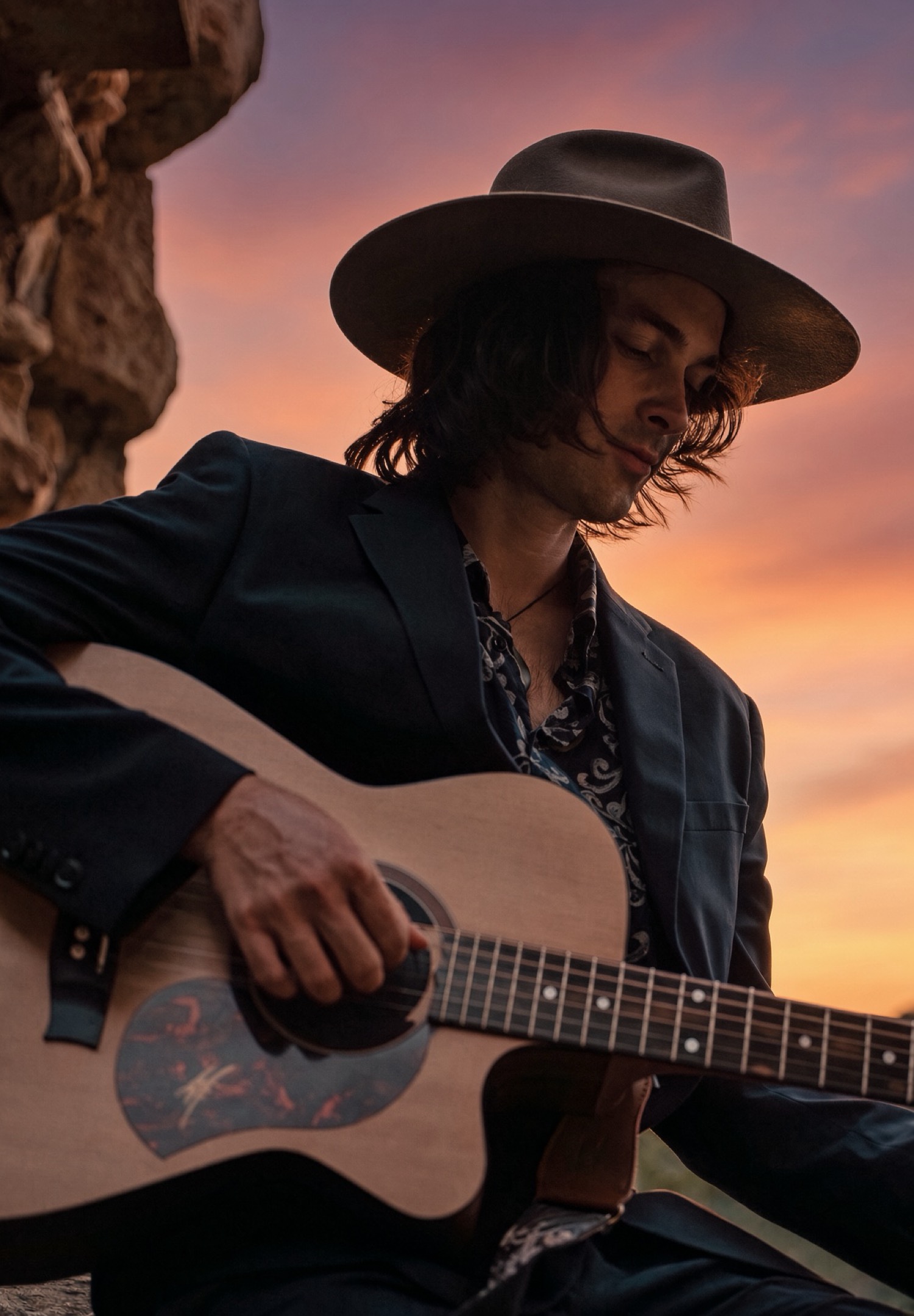 Luke Greenstone spielt Gitarre